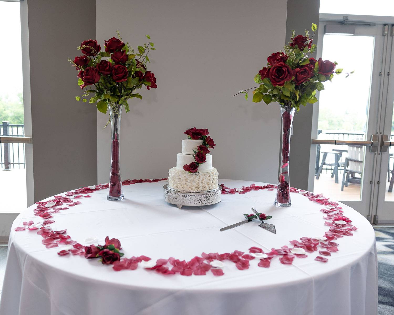 The wedding cake and roses on the table